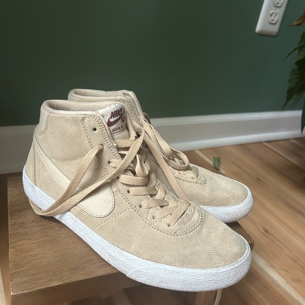Nike Women's Beige High-Top blazers Sneakers